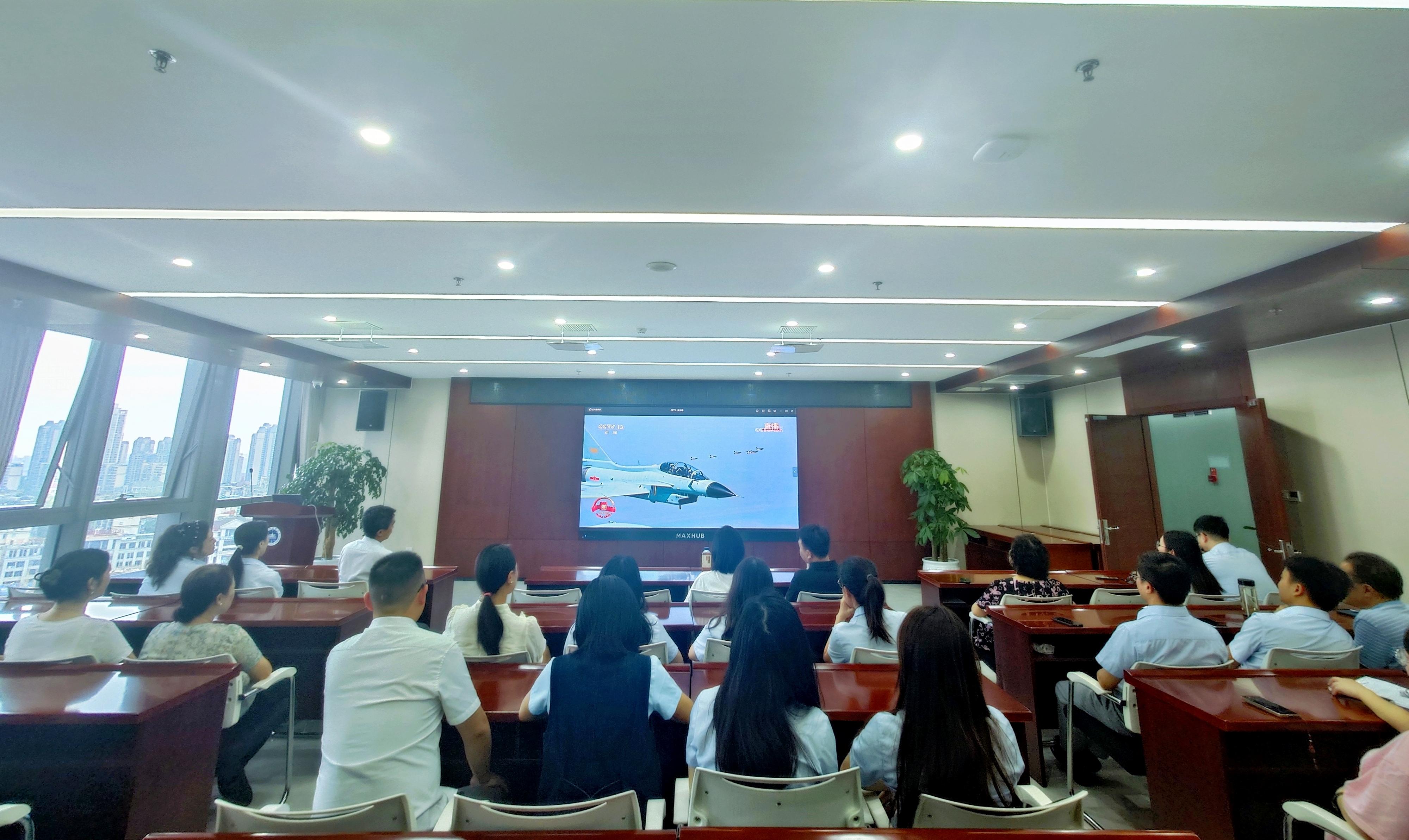 贵阳仲裁委员会组织职工收看阅兵仪式